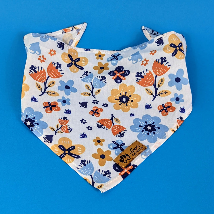 Goofy Goldens présente son bandana pour chiens collection Printemps aux motifs floraux bleu et orange.