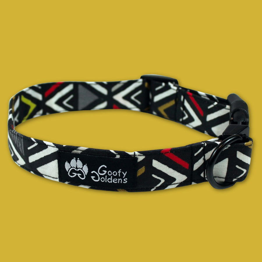 Collier chien motifs Aztèque de la marque Goofy Goldens. Collier en tissu et confortable aux motifs géométriques noir rouge et blanc