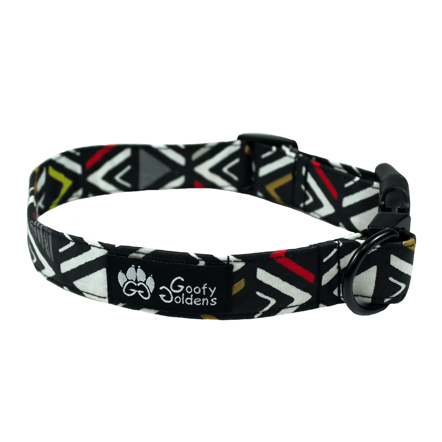 Collier chien motifs Aztèque de la marque Goofy Goldens. Collier en tissu et confortable aux motifs géométriques noir rouge et blanc