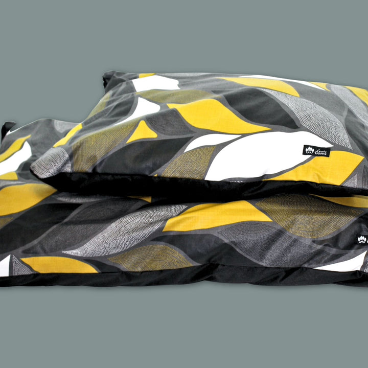 Coussin chien taille M et L de la collection Elegant aux tons noirs jaune et blanc.