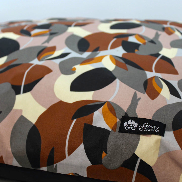 Gros plan sur la housse dehoussable du coussin chien Nature. On voit ici les motifs et couleurs aux tons marron gris noir et taupe