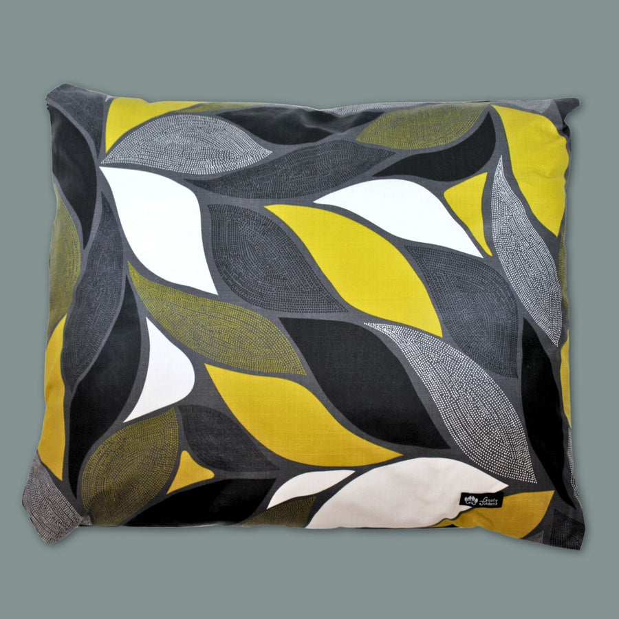 Coussin chien confortable et tendance de la marque Goofy Goldens. La collection Elegant avec des tons gris noir et jaune.