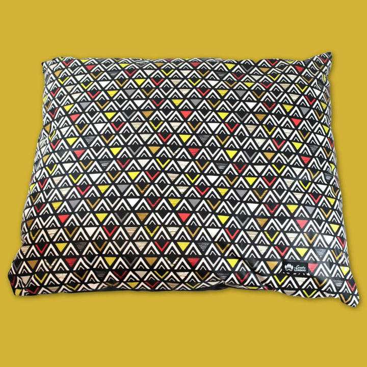 Coussin confortable, tendance et coloré pour chien de la marque Goofy Goldens. Collection Aztèque avec housse déhoussable et lavable.