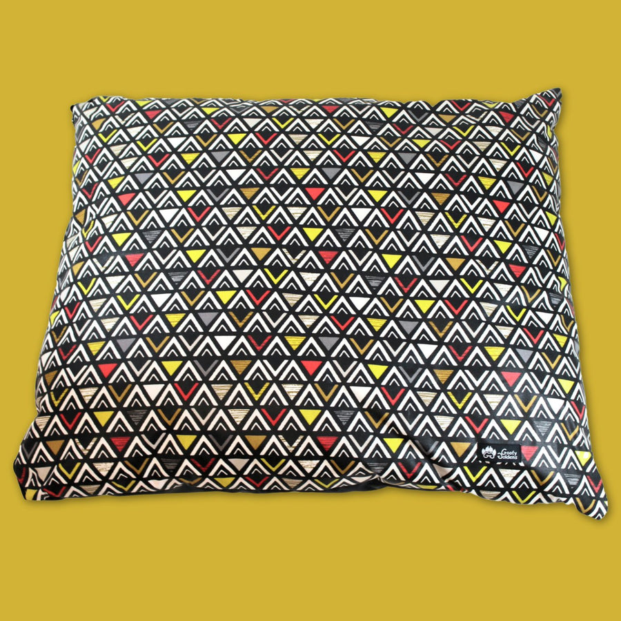 Coussin confortable, tendance et coloré pour chien de la marque Goofy Goldens. Collection Aztèque avec housse déhoussable et lavable.