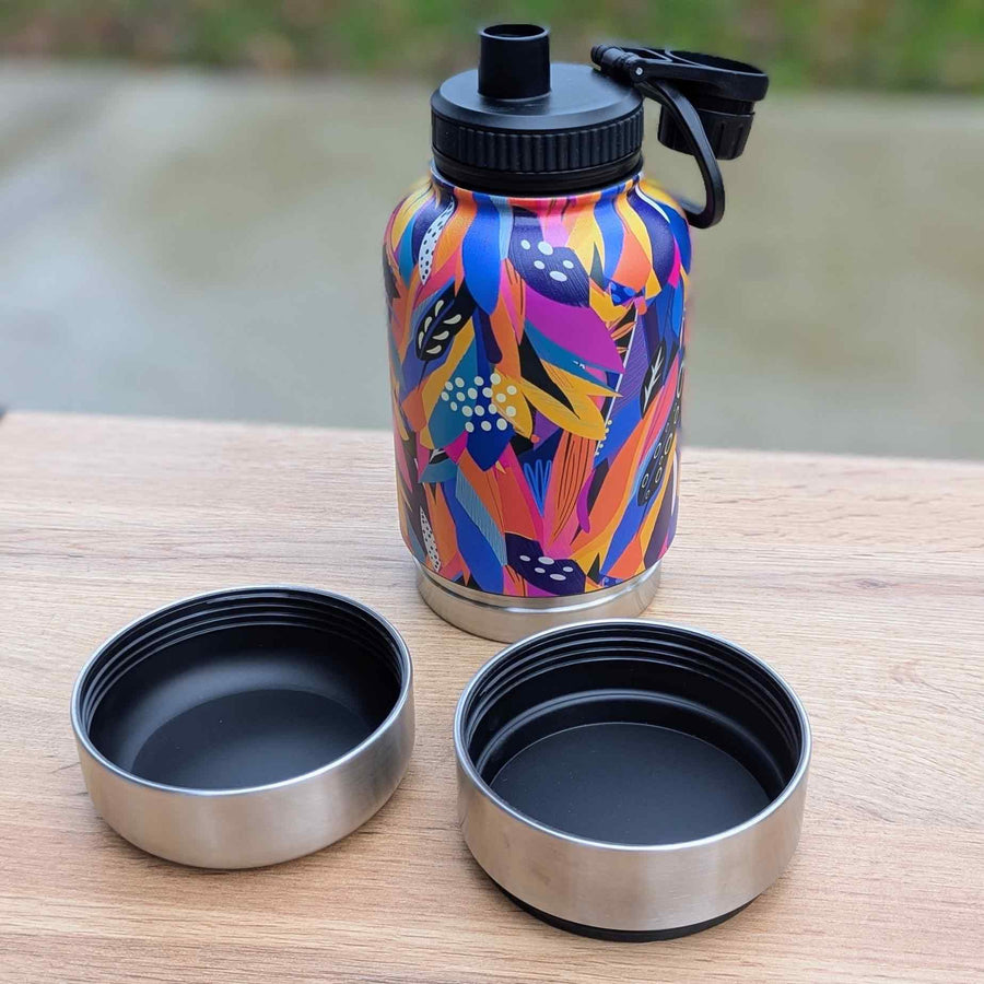 Gourde originale 3en1 pour chien de la gamme Panache, munie de deux bols vissables et dâun bec verseur visible grĂące au bouchon ouvert.