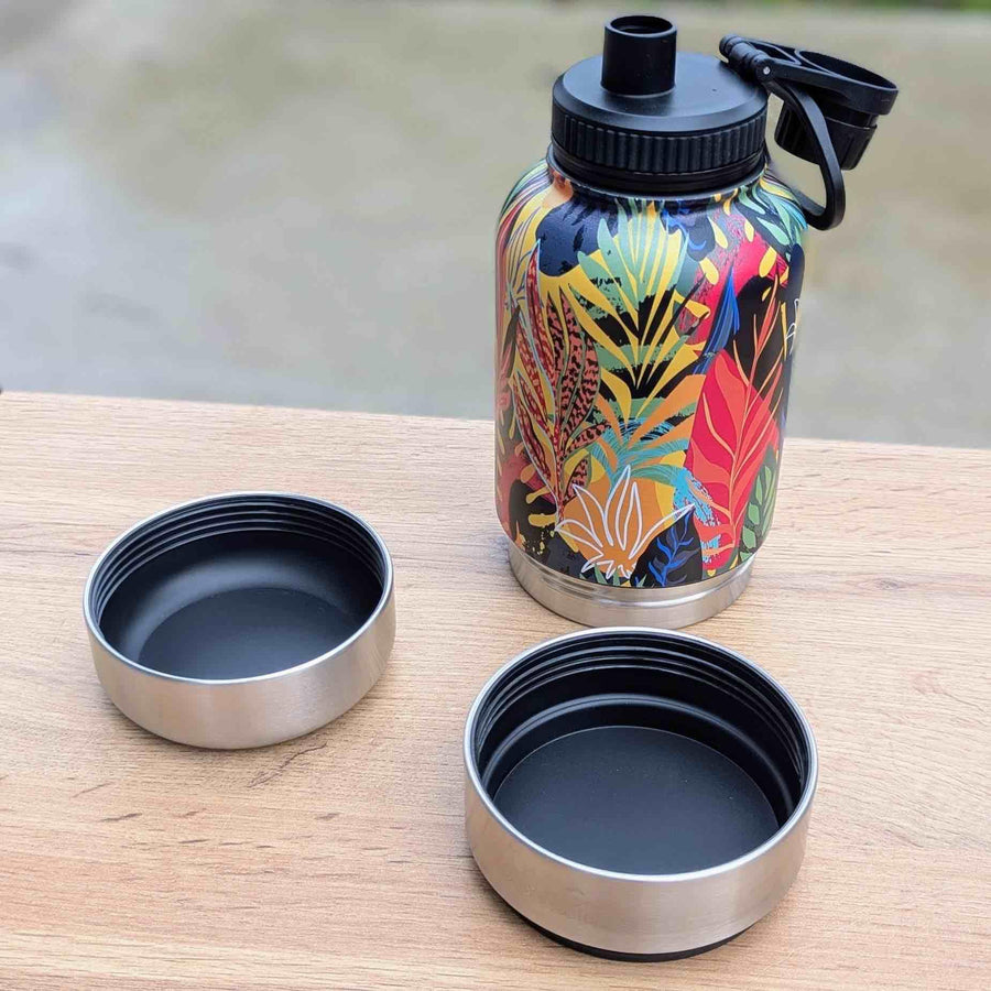 Gourde colorée isotherme pour chien de la gamme Tropical, équipée de deux bols à visser. Le bouchon est ouvert, laissant apparaßtre un bec verseur pratique.
