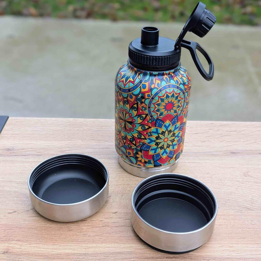 Gourde isotherme pour chien de la gamme Mandala, dotée de deux bols vissables. Le bouchon est ouvert, révélant un bec verseur pratique.