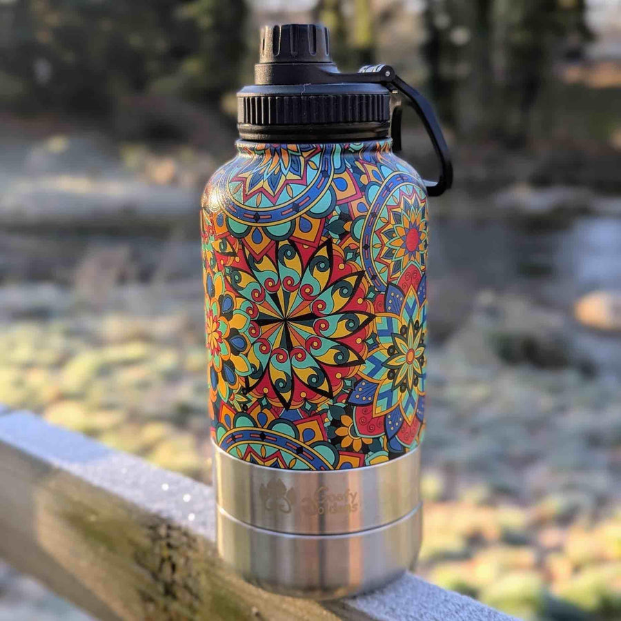 Gourde 3en1 décorée de motifs graphiques de mandalas aux couleurs vives vertes, rouges, jaunes et bleues.
