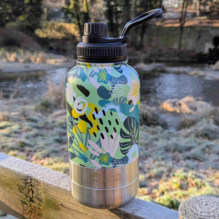 Gourde colorée 3en1 de la collection recif déposée sur une barriÚre le long d'une riviÚre.