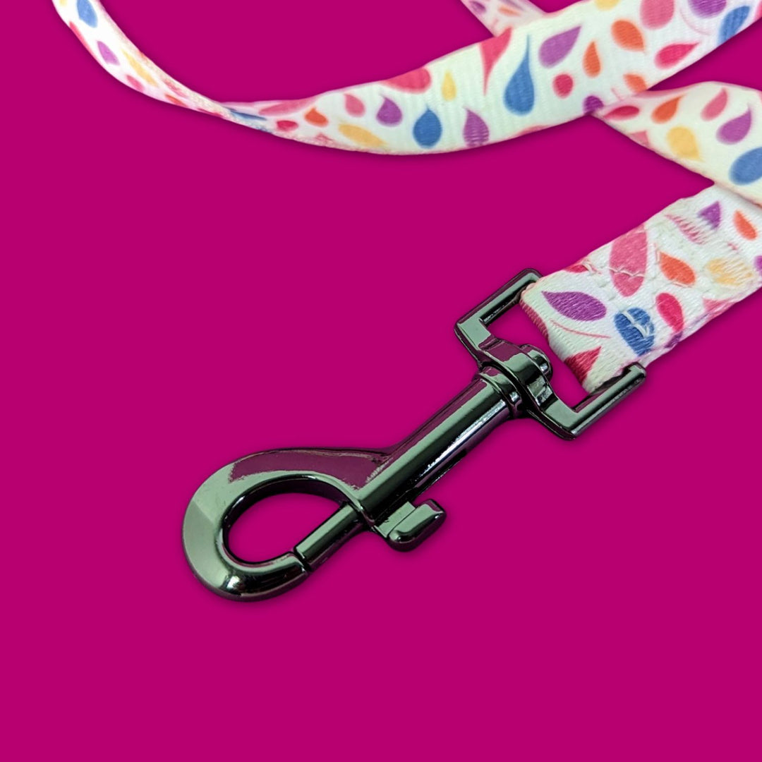 Mise en avant du mousqueton résistant et pratique permettant d'attacher la laisse pour chiens Pétales à un harnais ou collier de la même gamme.