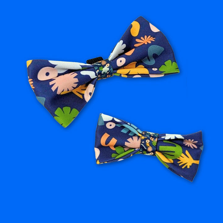 Ici sont présentés les deux noeuds papillon pour chien taille M et L de la collection bleu marine deep Agua