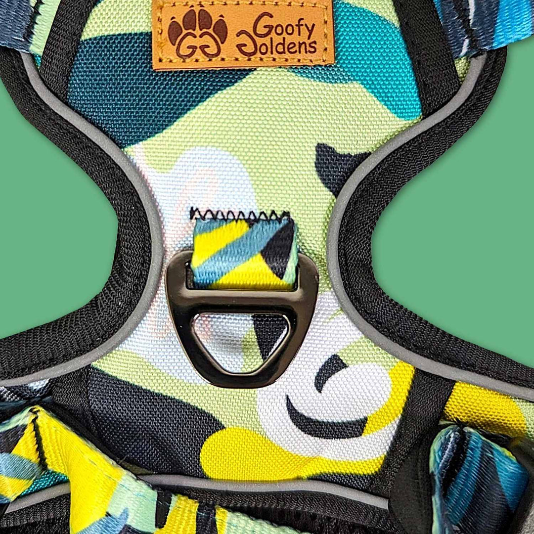 Zoom sur l'anneau en D solide au dos du harnais pour chein Récid de la marque Goofy Goldens