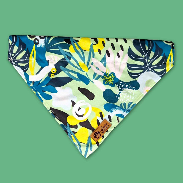 Bandana pour chien à enfiler au collier de la collection Récif. On distigue ici les très jolis motifs et couleurs vert, turquoise, blanc, noir et jaune
