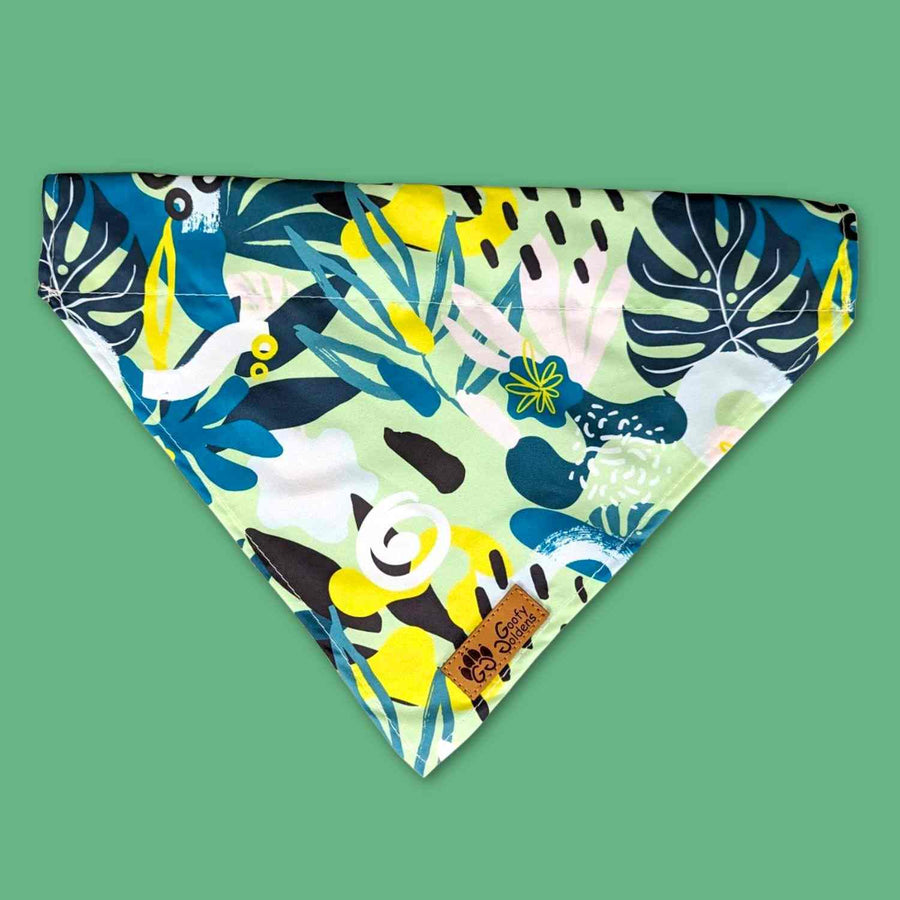 Bandana pour chien à enfiler au collier de la collection Récif. On distigue ici les très jolis motifs et couleurs vert, turquoise, blanc, noir et jaune
