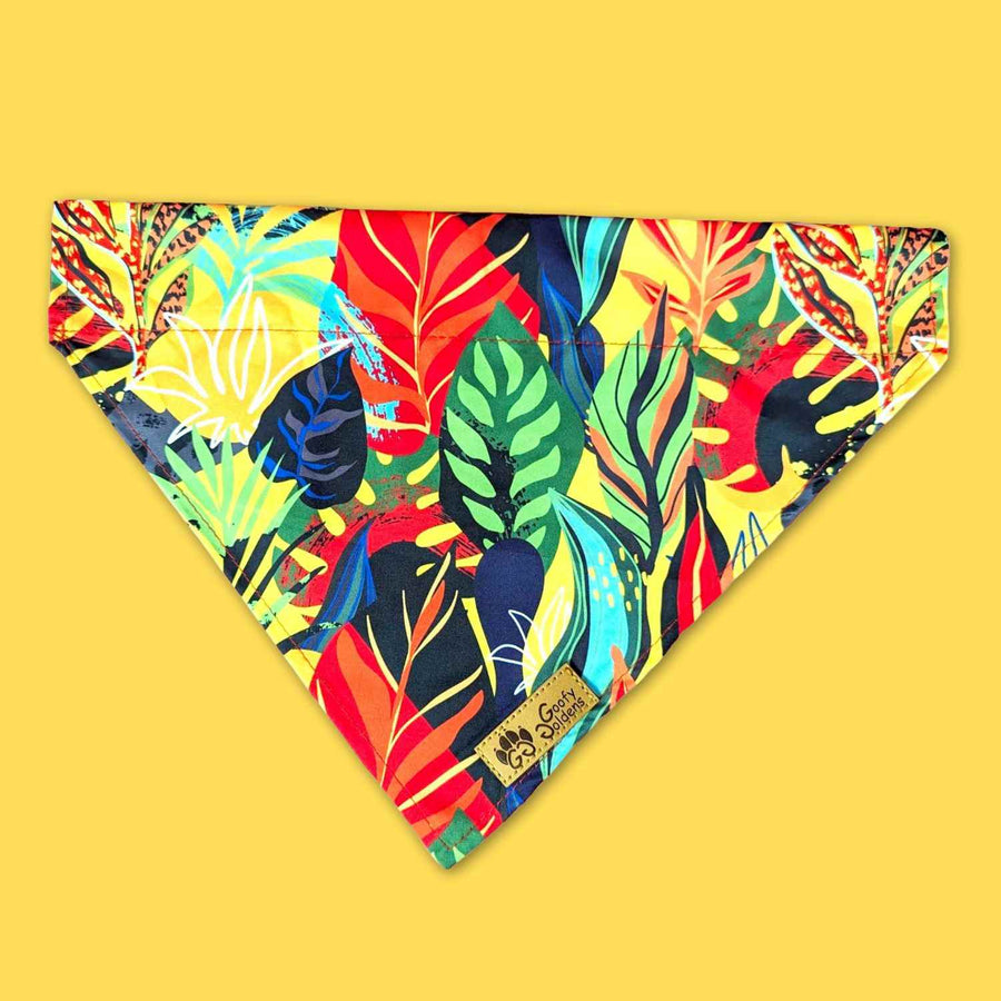 Bandana pour chien à enfiler au collier de la gamme tropical. On voit ici les superbe motifs des tropiques et les couleurs éclatantes rouge, vert, violet, noir et jaune