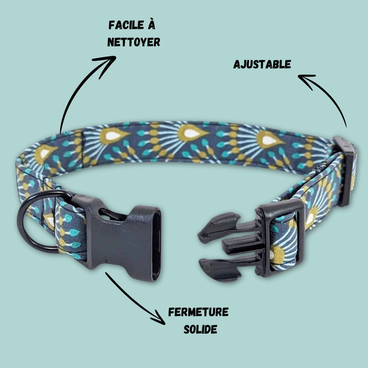 Collier pour chien en tissu de la collection Paon présenté ici ouvert pour montrer l'anneau et la boucle solide.