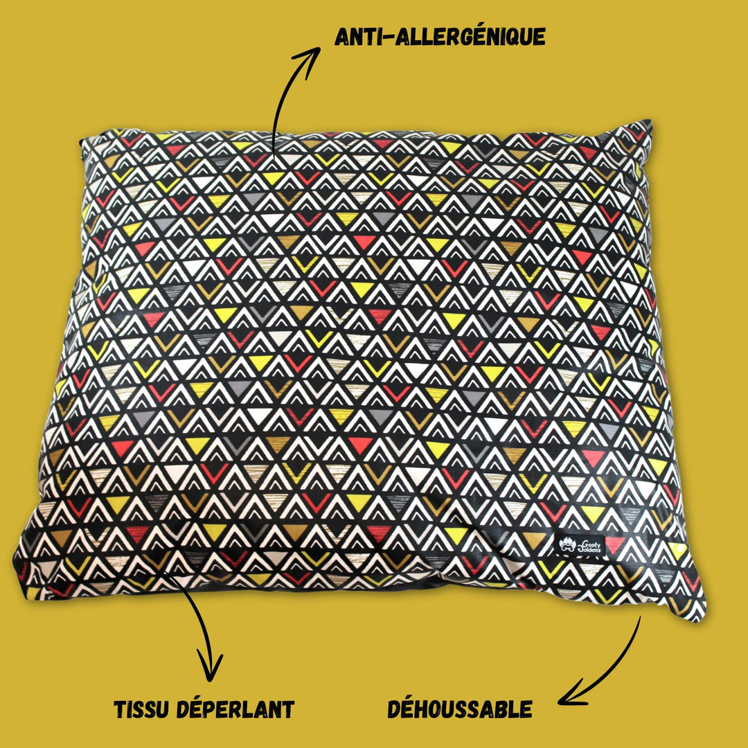 Image du coussin de la collection Atzèque avec des flèches indiquant: anti allergénique, tissu déperlant et déhoussable.