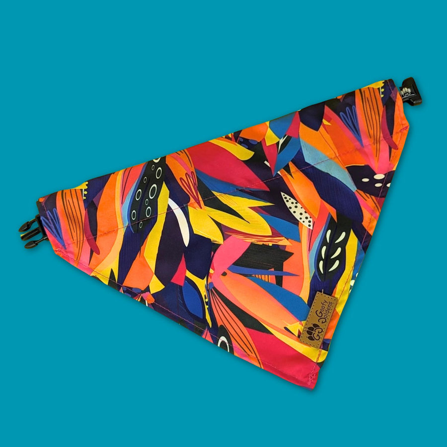 Collier et bandana de la collection Panache. Ce bandana/collier est rose, jaune, orange et bleu.