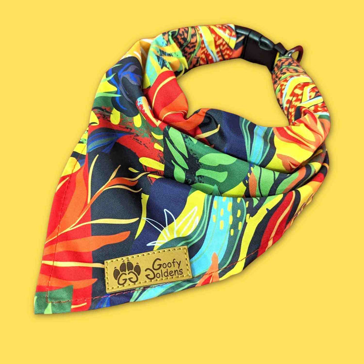 Collier bandana présenté posé et fermé. On voit ici les différents jolis motifs et couleurs de la collection Tropical
