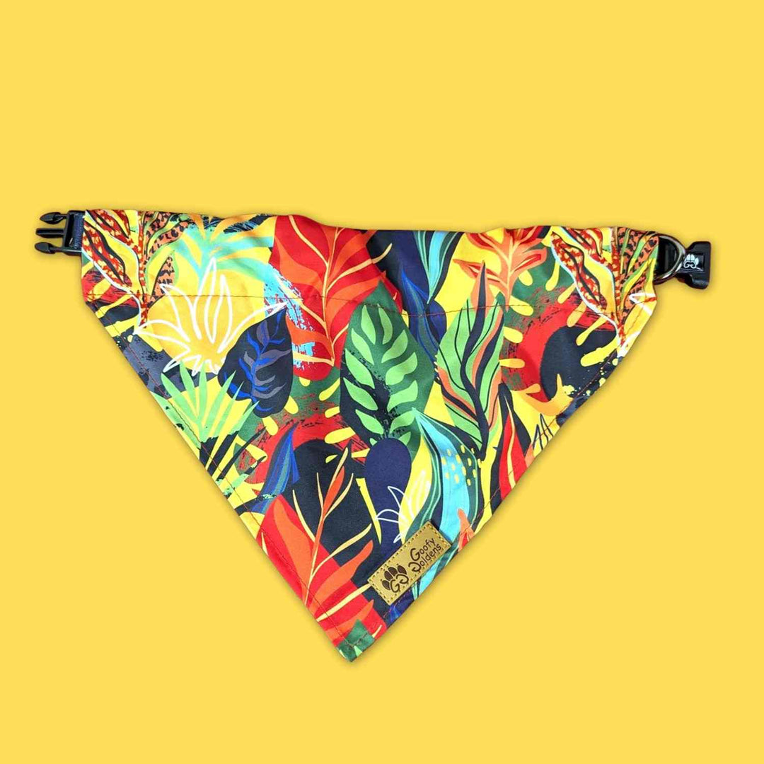 Collier bandana de la gamme tropical présenté ouvert et posé. on voit ici les magnifiques motifs et mélanges de couleurs vert, violet, rouge et jaune