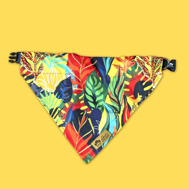 Collier bandana de la gamme tropical présenté ouvert et posé. on voit ici les magnifiques motifs et mélanges de couleurs vert, violet, rouge et jaune