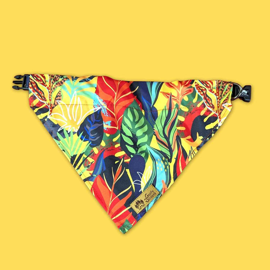 Collier bandana de la gamme tropical présenté ouvert et posé. on voit ici les magnifiques motifs et mélanges de couleurs vert, violet, rouge et jaune