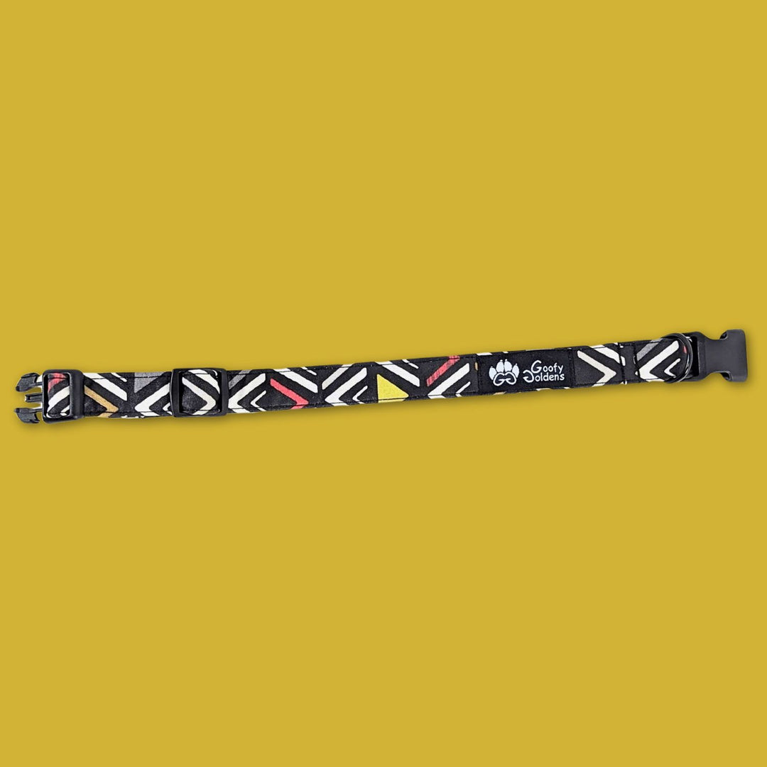 Collier chien tissu collection Aztèque aux ton noir blanc rouge et jaune. Collier déplié et à plat pour percevoir les détails des motifs