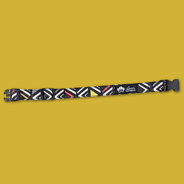 Collier chien tissu collection Aztèque aux ton noir blanc rouge et jaune. Collier déplié et à plat pour percevoir les détails des motifs