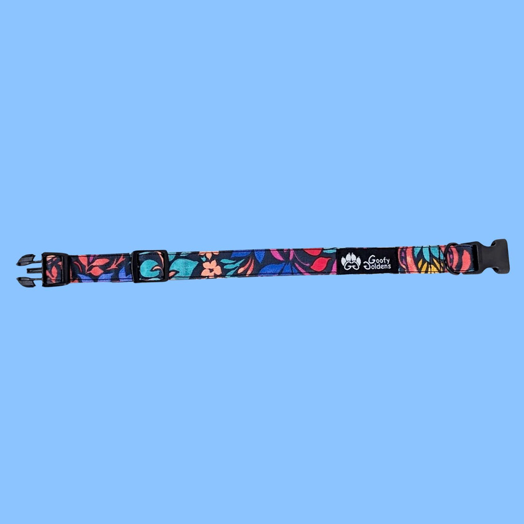 Joli collier pour chien de la gamme Envoutant de chez Goofy Goldens. Collier présenté ouvert et à plat pour distinguer les motifs