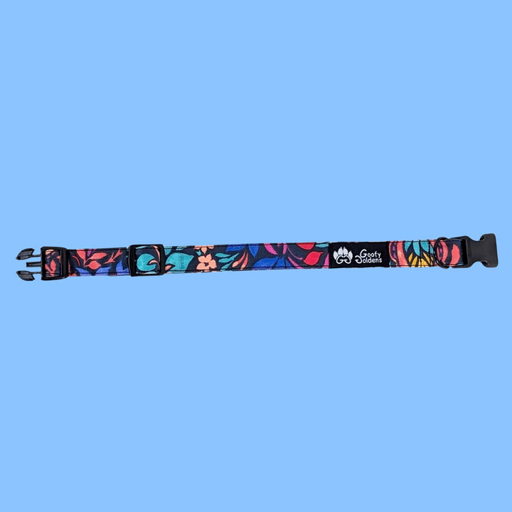 Joli collier pour chien de la gamme Envoutant de chez Goofy Goldens. Collier présenté ouvert et à plat pour distinguer les motifs