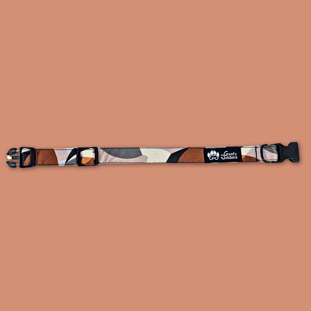 Collier pour chien en tissu de la collection Nature aux couleurs marron et gris montré déplié et à plat.