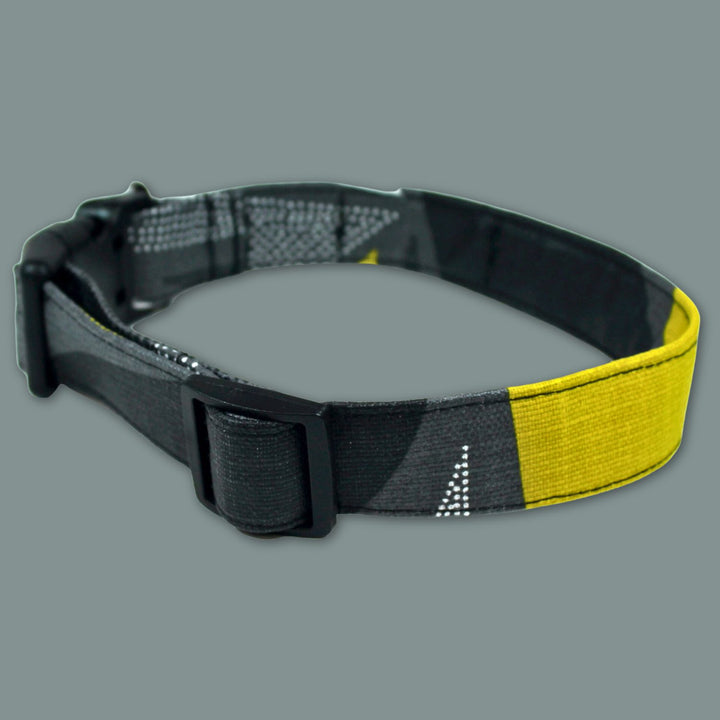 Collier en tissu pour chien de la marque Goofy Goldens. Ce sollier Elegant aux tons noir jaune et blanc est présenté de dos.