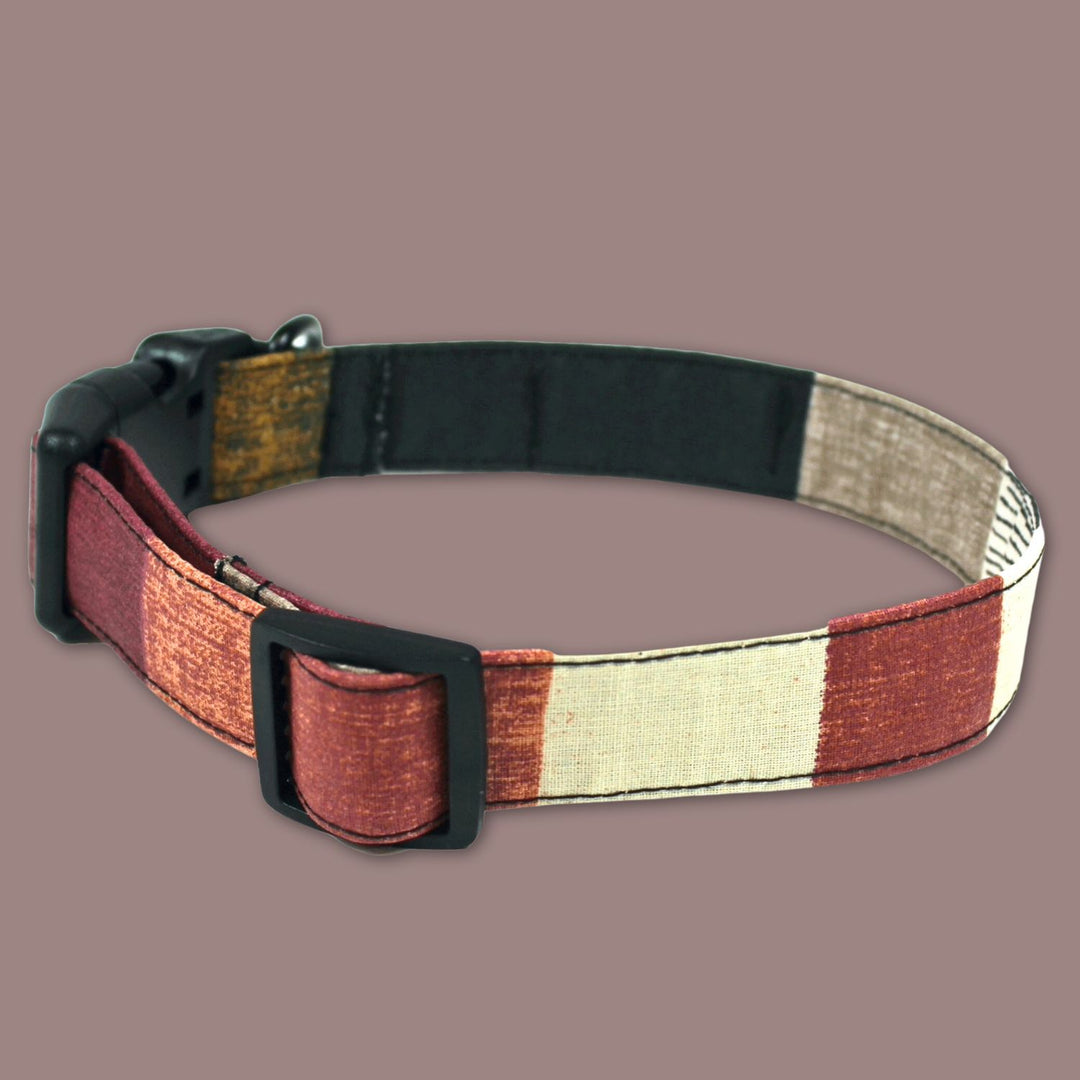 Joli collier pour chien en tissu confortable de la marque Goofy Goldens présenté de dos sur la photo