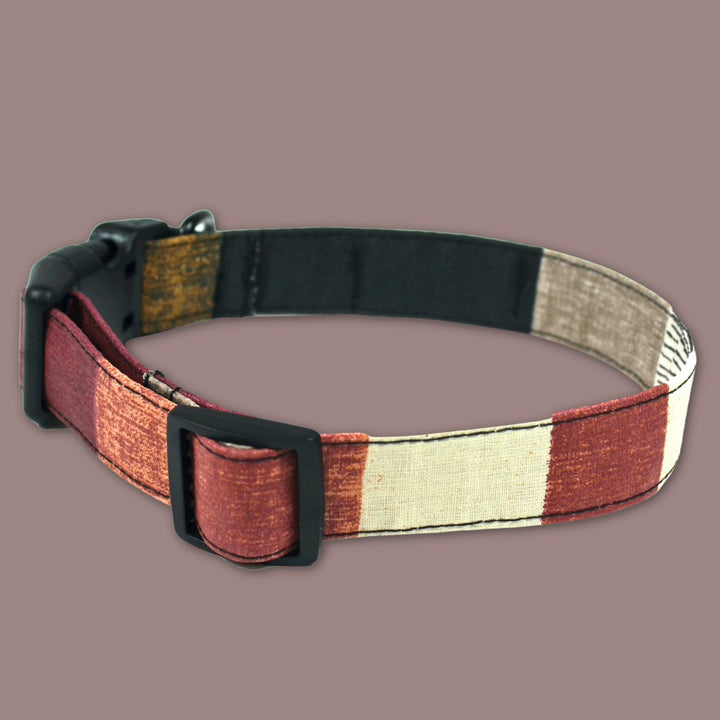 Joli collier pour chien en tissu confortable de la marque Goofy Goldens présenté de dos sur la photo