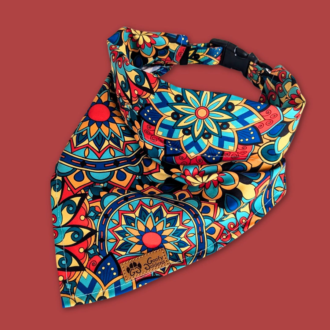 Coller bandana Mandala présenté fermé . On distingue ici les superbes motifs et couleurs bleu, jaune, vert et rouge.