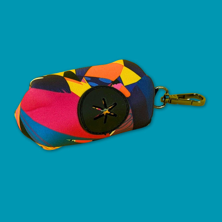 Photo du dessous du distributeur de sacs à cacas/friandises Panache. Zoom sur le trou en silicone prévue pour la sortie des sacs.