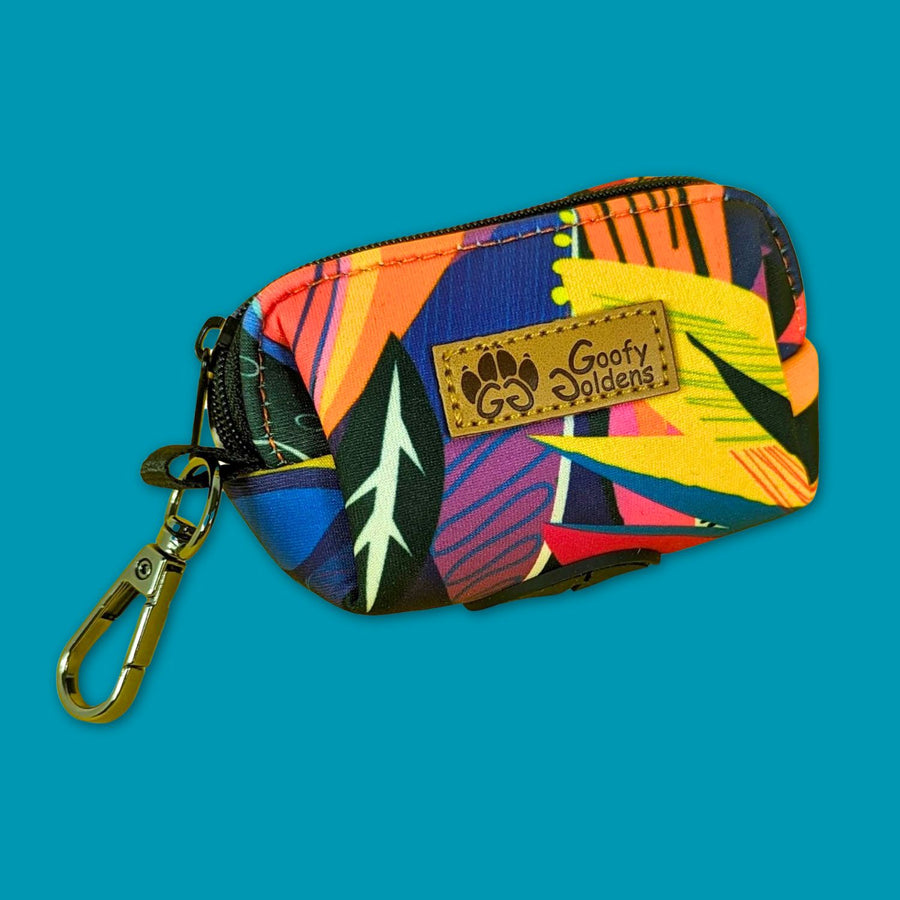 Distributeur de sacs à cacas/friandises Panache de la marque Goofy Goldens. Il présente une fermeture éclaire et un anneau en alliage pour pouvoir l’accrocher à la laisse.