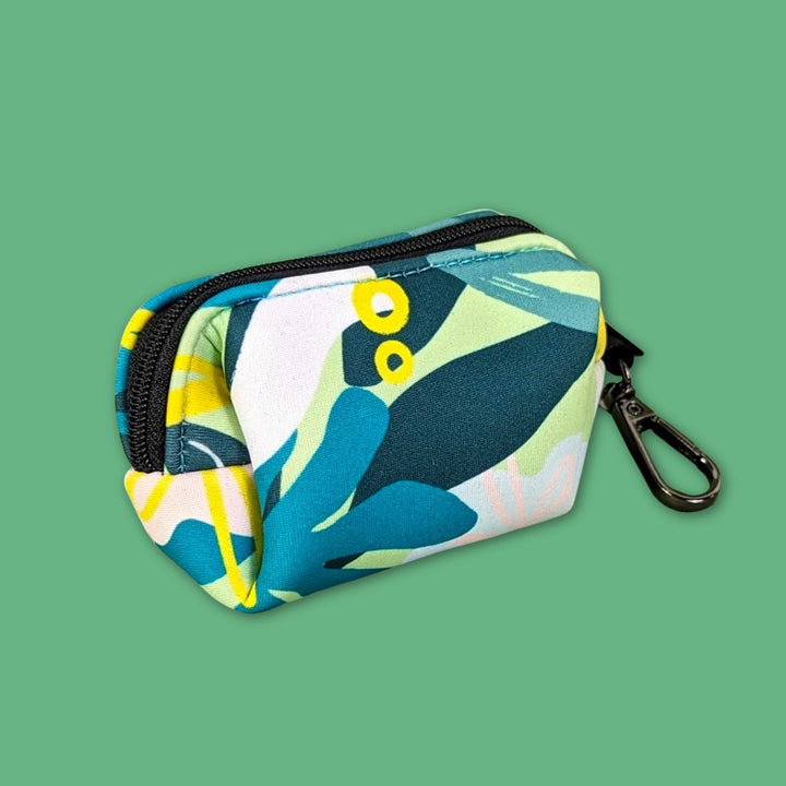Distributeur sacs à cacas/friandises vue de dos. Le sac arbore des formes abstraites et tendance.