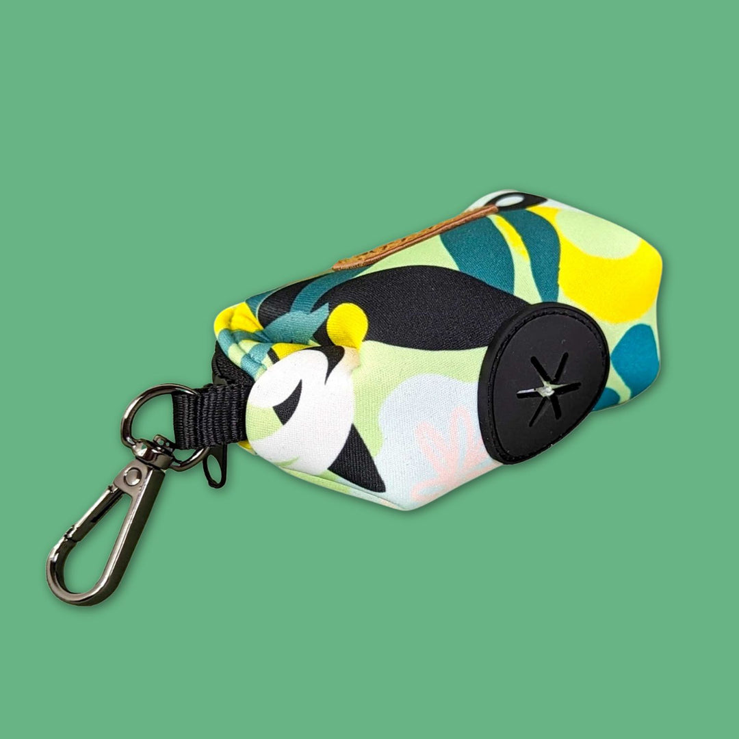 Distributeur de sacs à cacas/friandises Récif allongé montrant d'où sortent les sacs. Le trou est en caoutchouc et est conçu pour faciliter l'utilisateur.