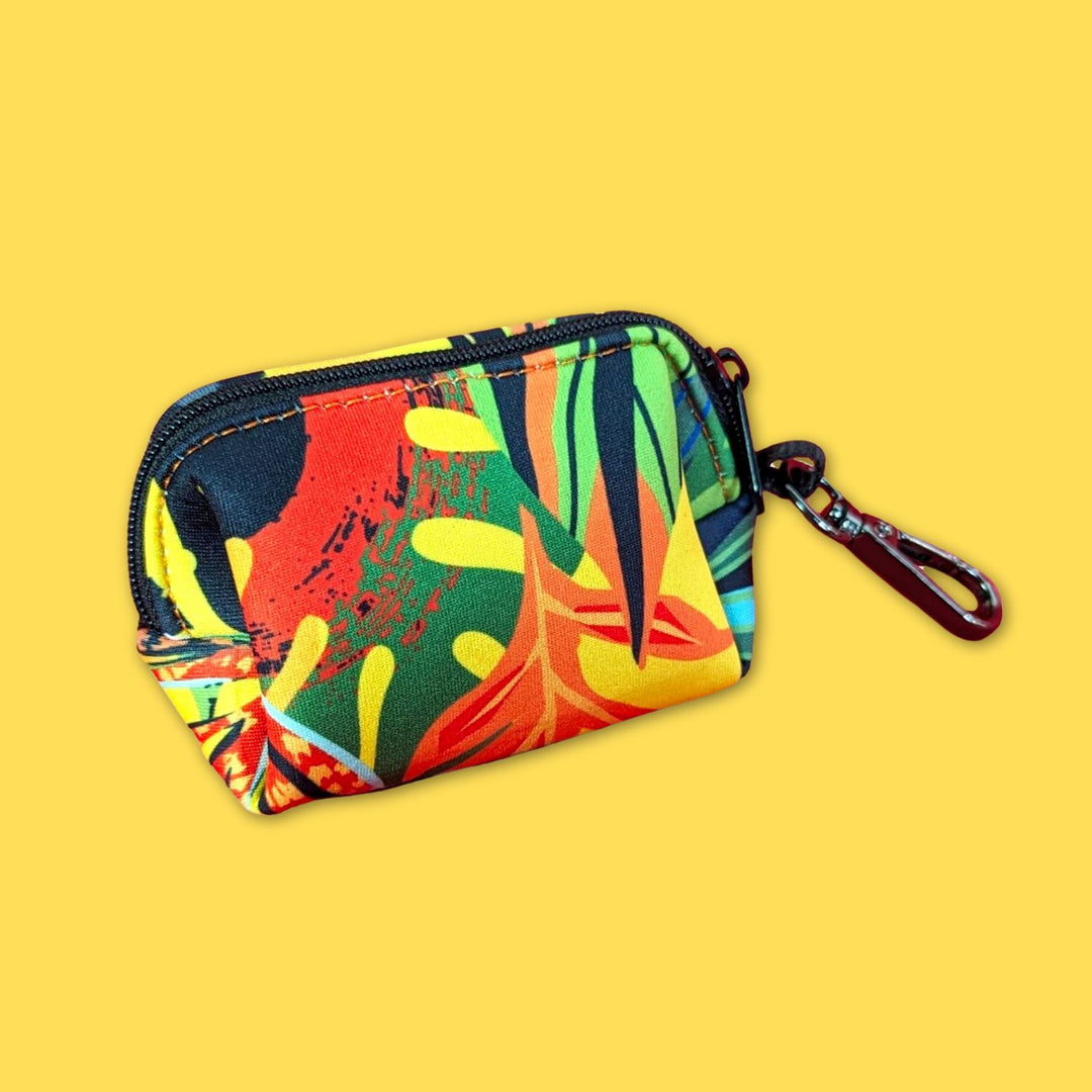 Distributeur de sacs à cacas de dos. Il présente une fermeture éclaire et un anneau en alliage pour pouvoir l’accrocher à la laisse.