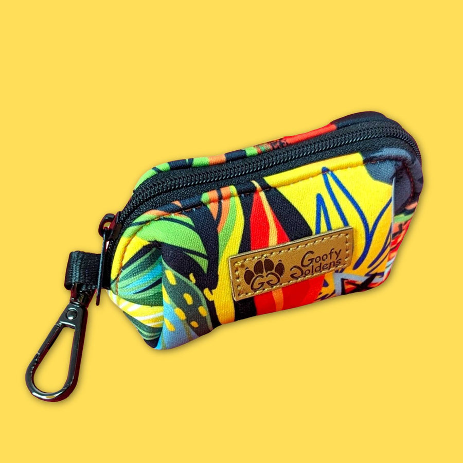 Photo du distributeur à cacas/friandises Tropical. Les couleurs du produits sont : rouge, vert, jaune, orange et bleu. Les motifs rappellent les tropiques.