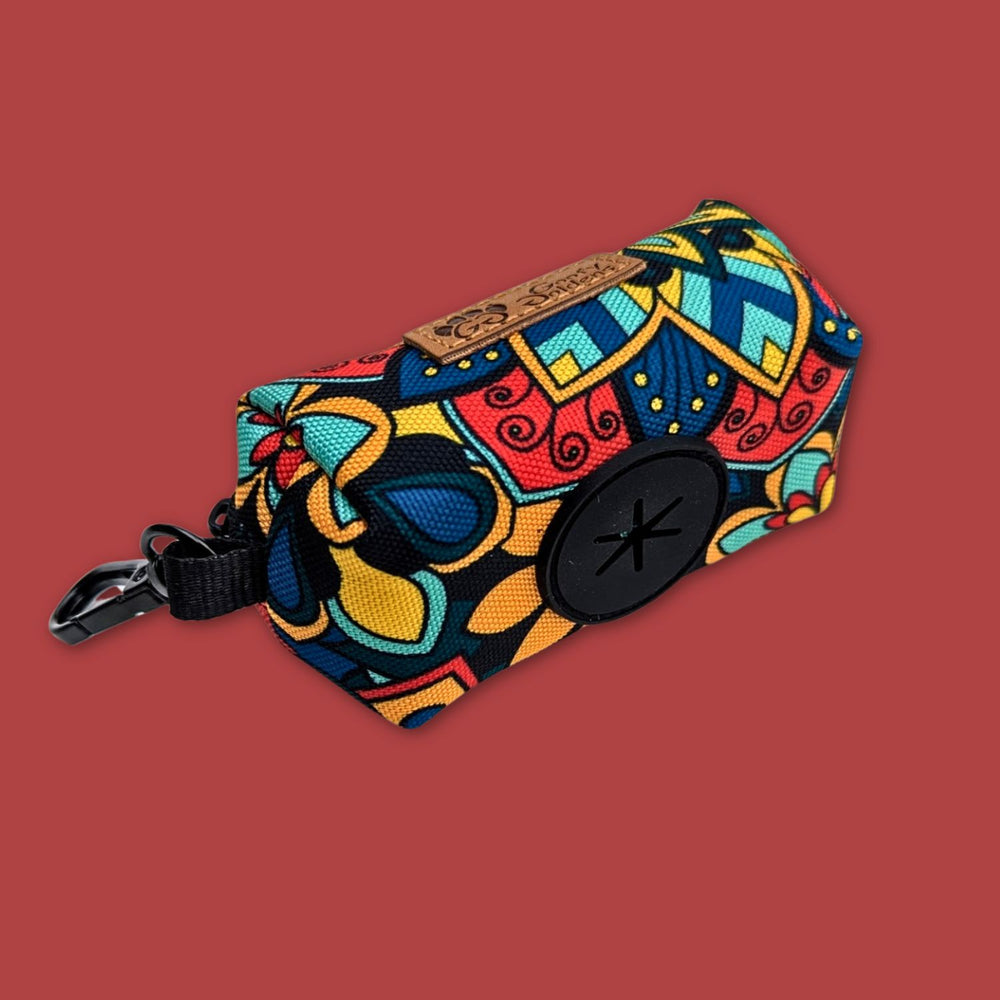 Mise en avant de la sortie des sacs en caoutchouc du distributeur de sacs à cacas/friandises Mandala et de l'anneau en alliage pour pouvoir l’accrocher à la laisse.