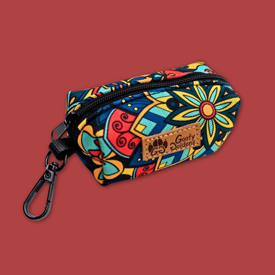 Photo d'un distributeur de sacs à déjections ou de friandises, orné de motifs mandala. Le produit se décline en rouge, vert, jaune et bleu.