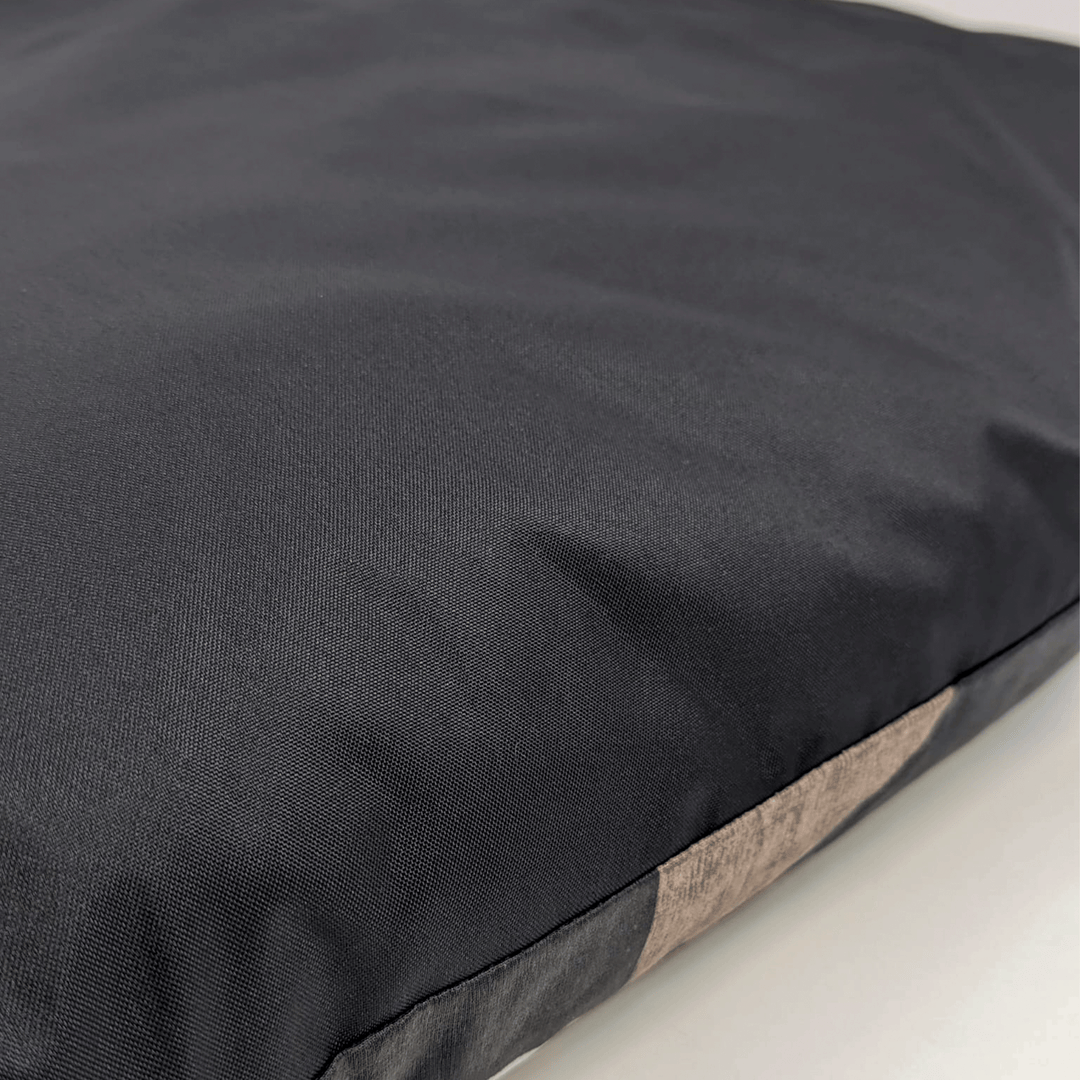 zoom sur le tissu du dos des coussins chien Goofy Goldens. un tissu noir, déperlant et de qualité