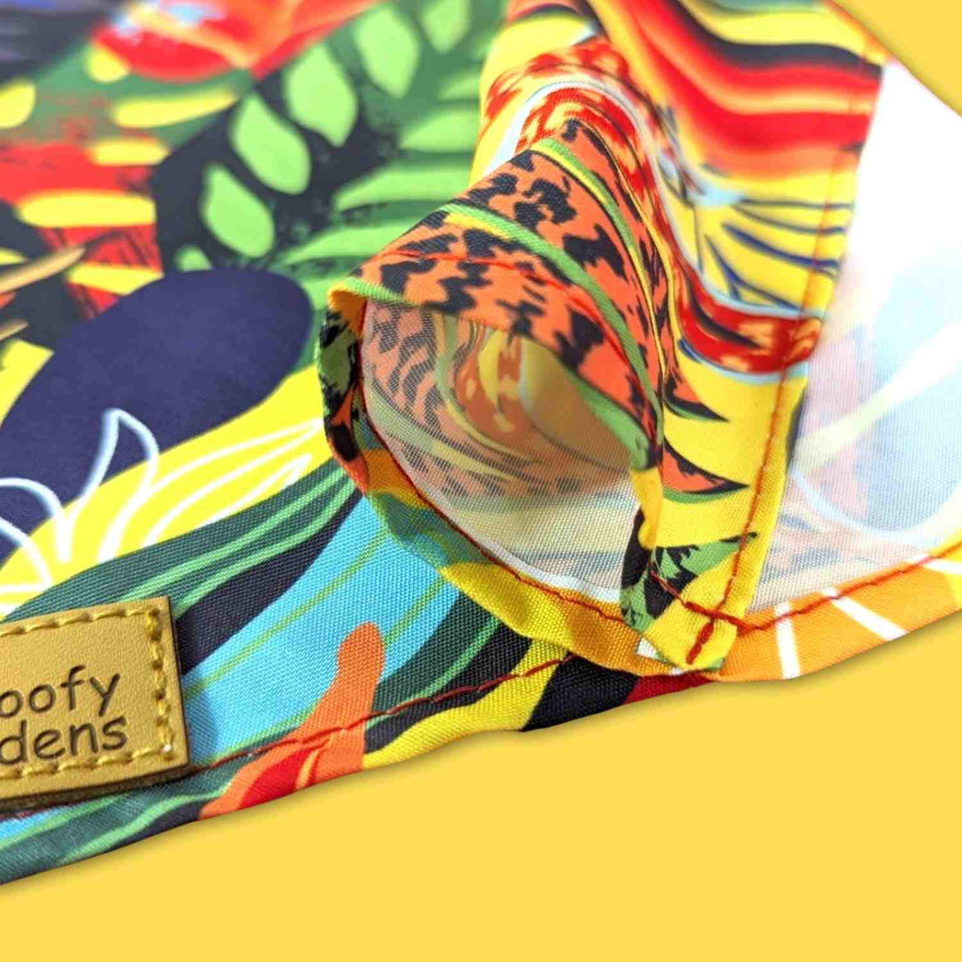 Zoom sur le passage du bandana Tropical de chez Goofy Goldens par lequel passer le collier pour chien