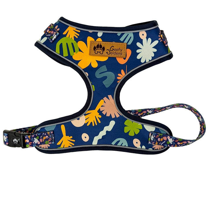 Harnais pour chien résistant et ergonomique aux formes colorées vertes, jaunes et pastels sur fond bleu marine de la marque française Goofy Goldens.