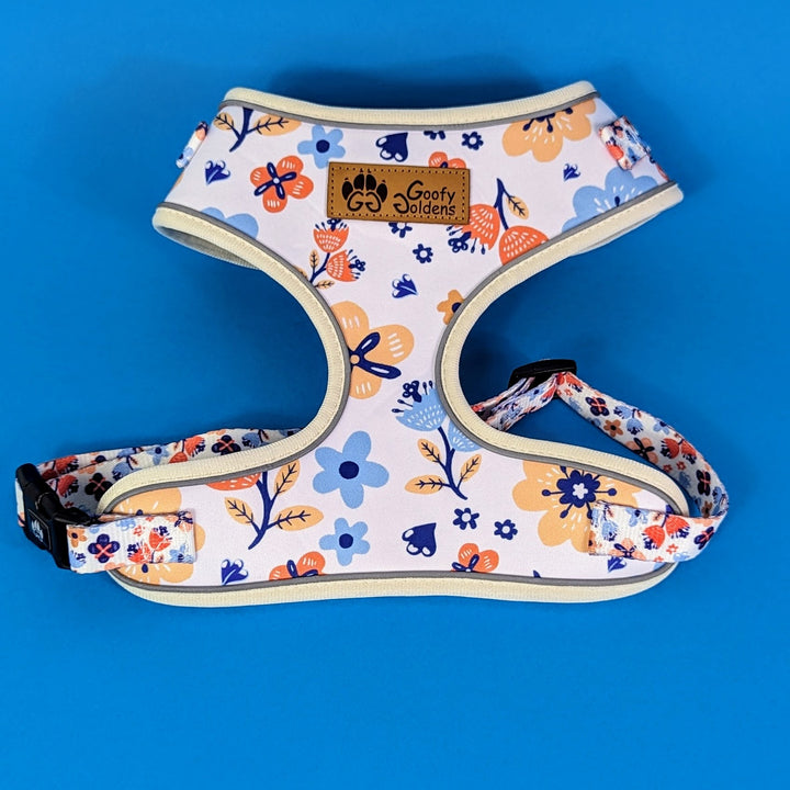Harnais pour chien original aux motifs fleuris bleus, jaunes et orange de la marque Goofy Goldens.