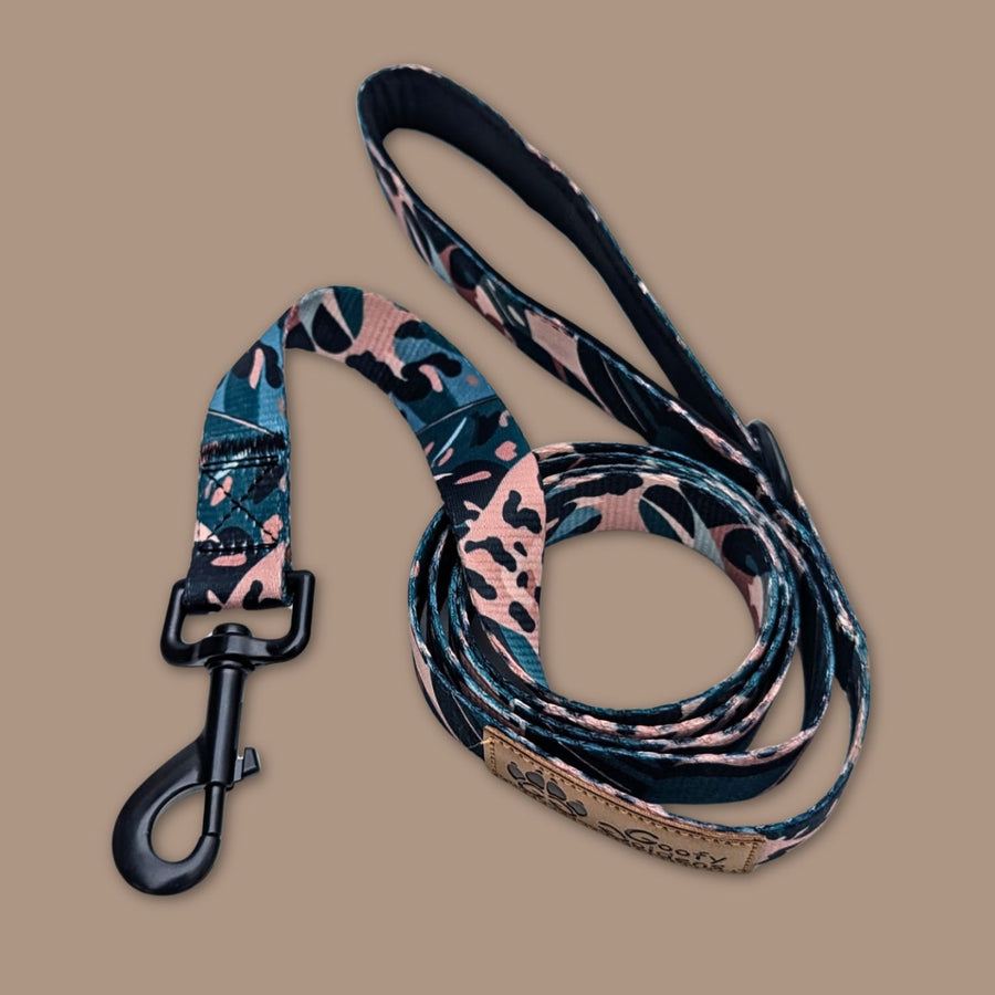 Présentation de la jolie laisse  pour chien de la gamme Savane aux motifs de marron, vert et beige avec des motifs de feuillages et de tâches de léopard de la marque innovante Goofy Goldens