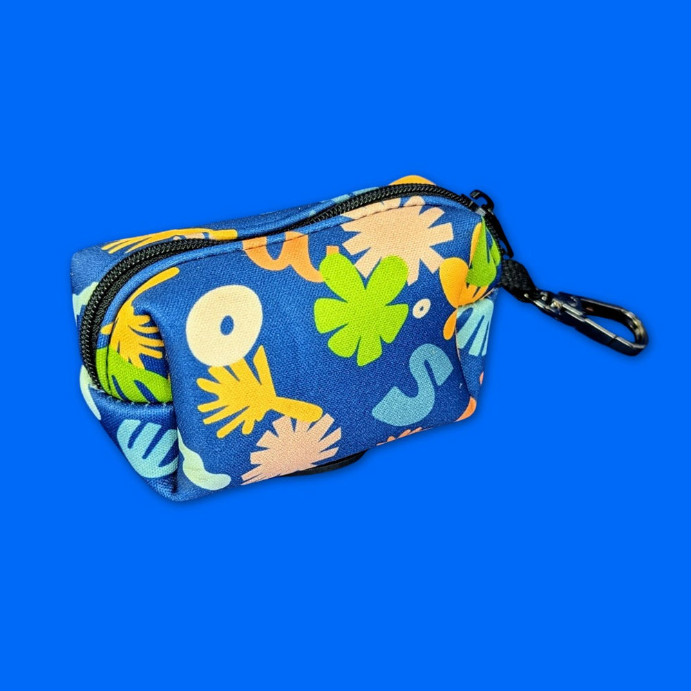 Pochette de sacs à crottes pour chien au fond bleu marine et aux motifs colorés de chez Goofy Goldens