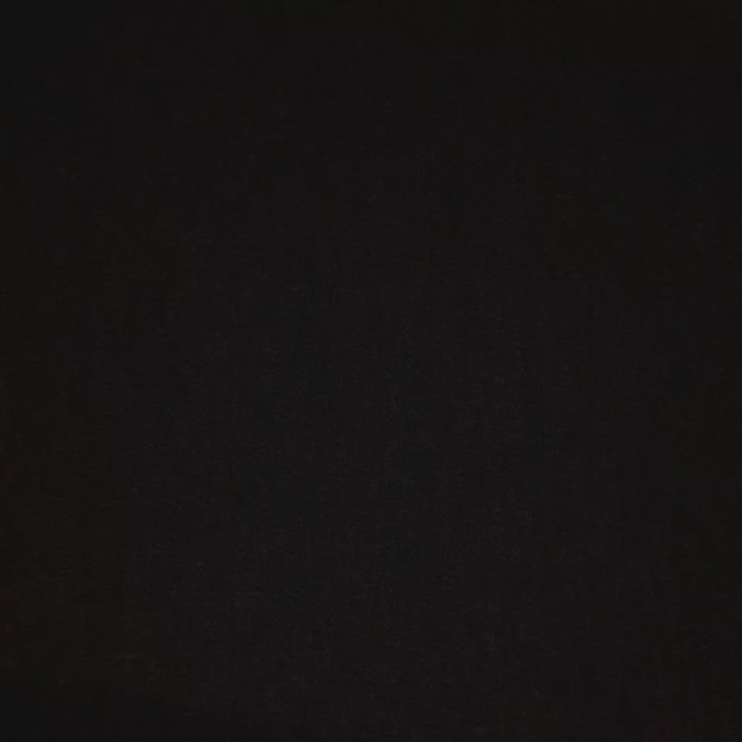 Vidéo de deux chiens portant un harnais anti-traction dans la nuit. On voit le harnais réfléchir les phares des voitures pour assurer la sécurité et la visibilité des chiens la nuit.